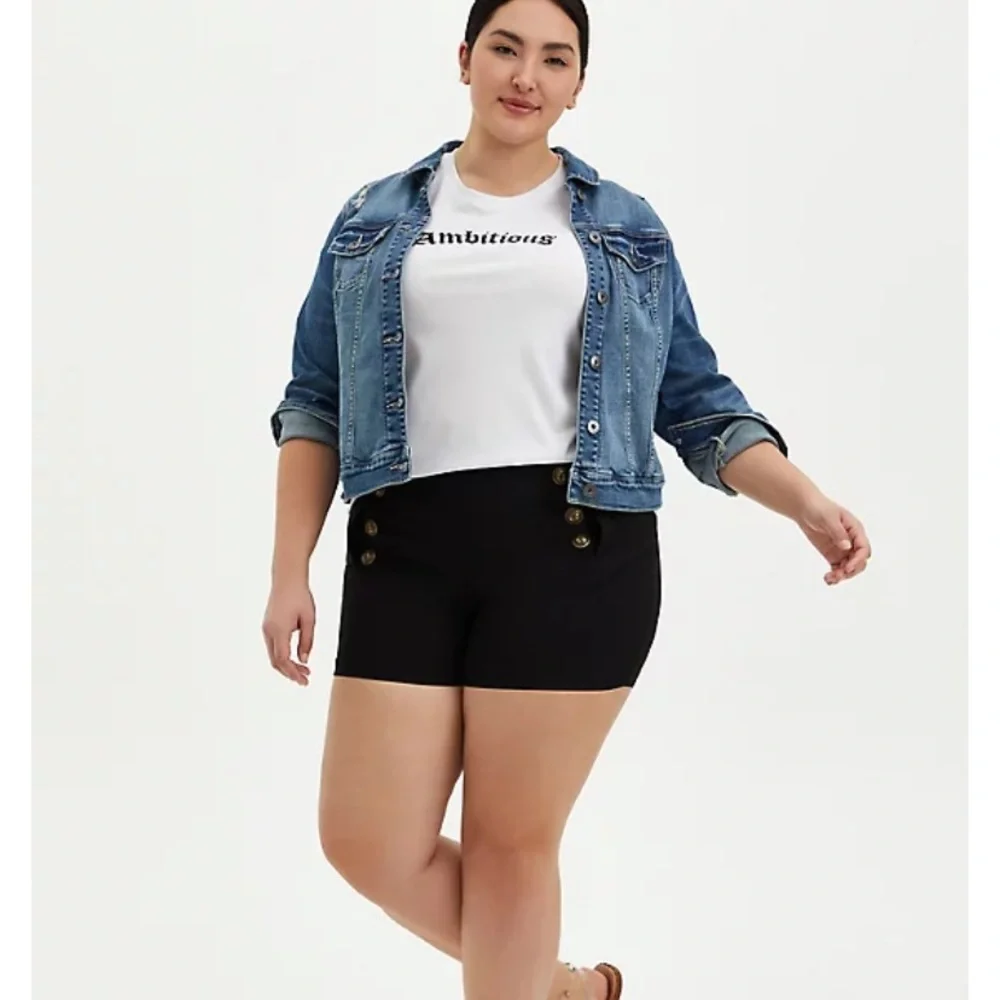 Torrid 10 Black Button High Rise Short NWT - Picture 4 of 8